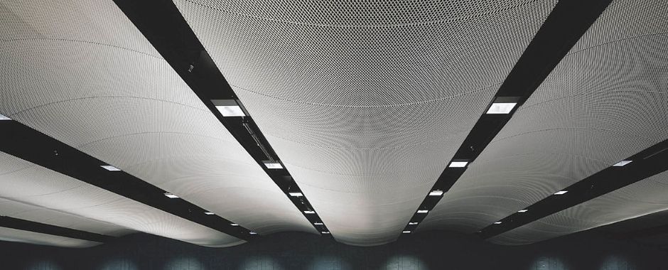 Lamp belts are arranged on the expanded metal ceiling.